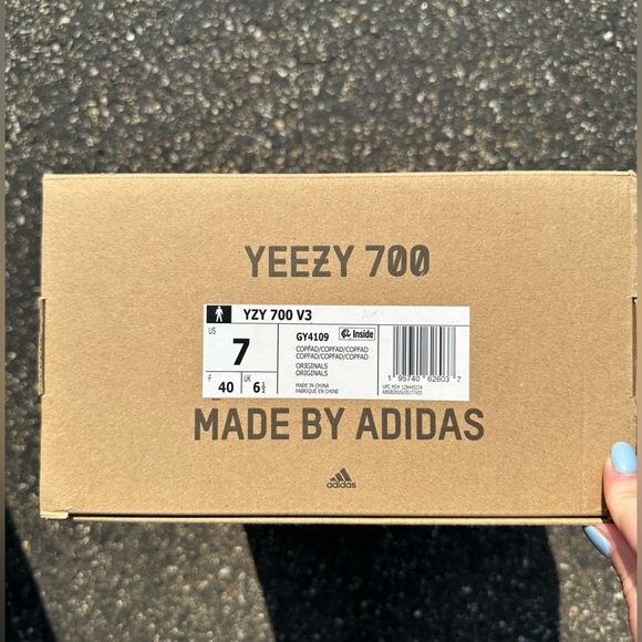Yeezy 700 - Picture 5 of 5